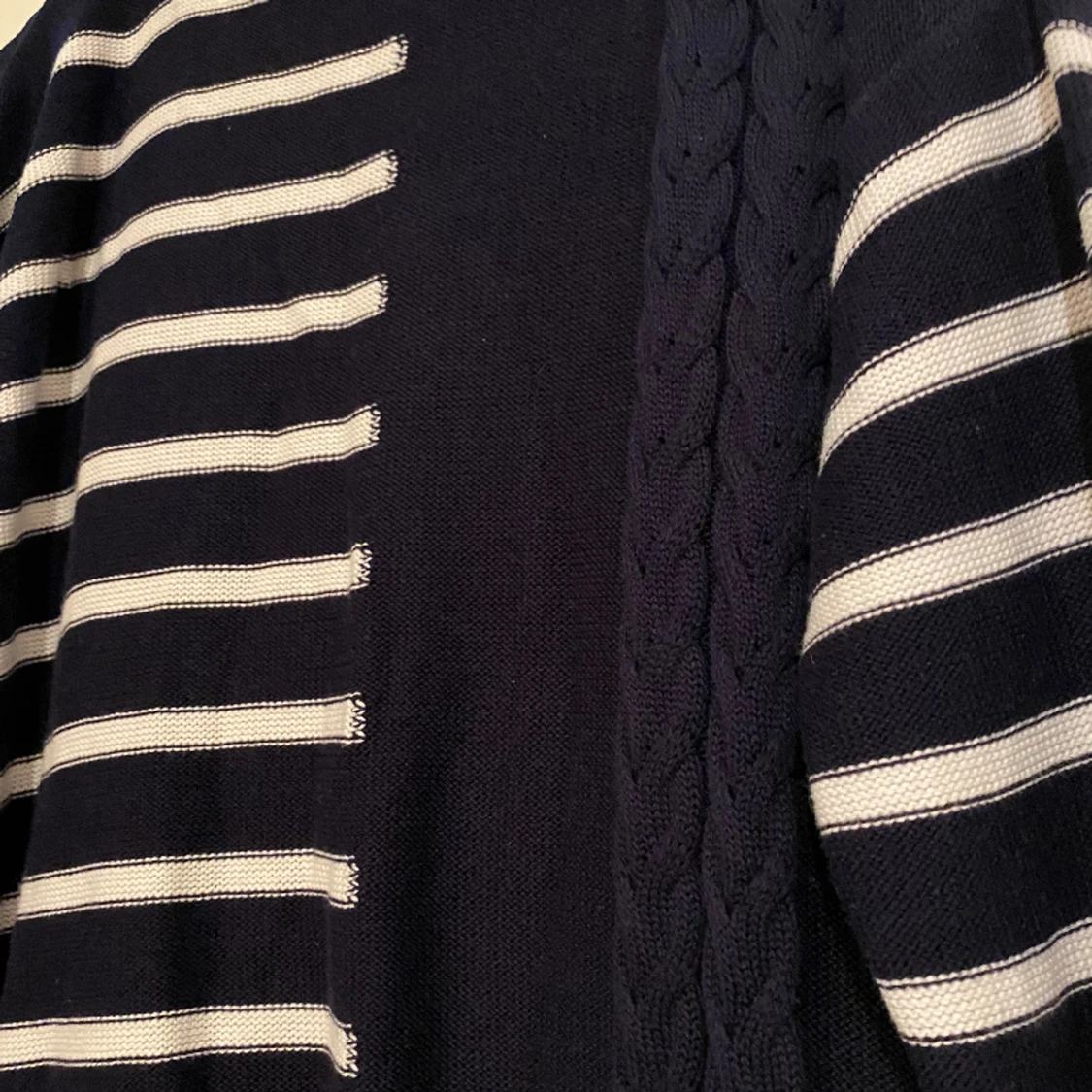 Kabelsticlad tröja med ränder  - 90