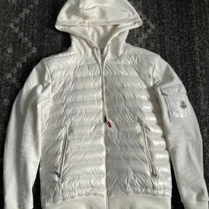 Moncler Cardigan Vit - Moncler Cardigan Vit  Kan sänka vid smidig affär