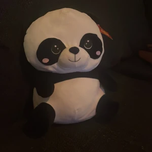 Ett panda gosedjur - Ca 45cm lång. Aldrig använd eller rörd. Helt ny med lapp på.