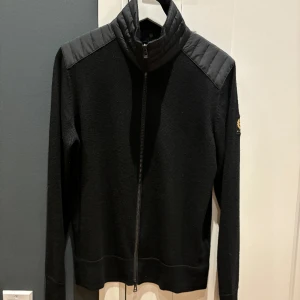 Belstaff cardigan  - Hej, säljer denna Belstaff cardigan som är helt ny, jag säljer den på grund utav att jag köpte fel storlek då jag trodde att S skulle passa mig.  Kvitto med följer.  För mer frågor kontakta mig gärna   Mvh Max 