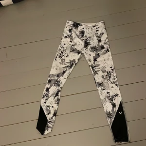 barn träningsbyxor - i ett bra skick inte använd mycket. det är priset plus fraket så man vet. t.ex 