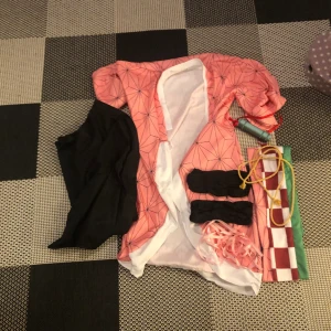 Nezuko Cosplay - Storlek/Size = 150  Knappast använd, ser ut exakt som ny <3  Köpt för 700Kr. Om det finns övriga frågor tveka inte att höra av er! Hämtas i Alingsås eller så kan jag skicka men man får betala för posten.   Barely used, looks completely new<3 Bought f
