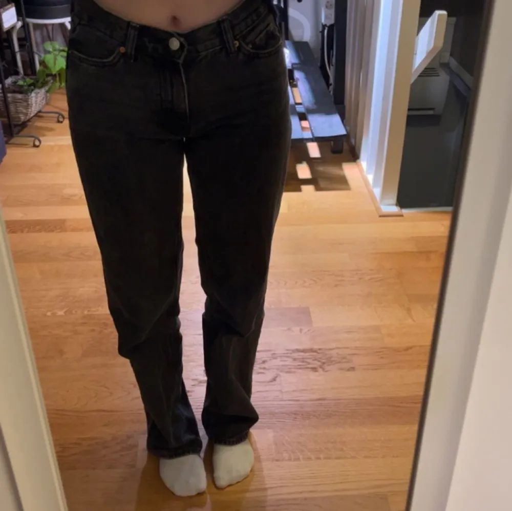 Svarta jeans från Ginatricot och är i storlek 32.  Säljer dom då jag inte passar dom längre men dom sitter annars jätte fint och dom är som nya💕. Jeans & Byxor.
