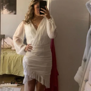 Vit klänning - En vit klänning som passar perfekt till student eller skolavslutning! Från Nelly, missguided. Storlek s. Använd 1 gång på skolavslutning. 🌸