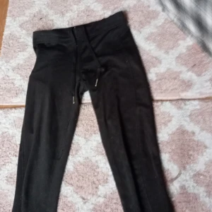 Ridbyxor / Coalliero  - Ett par ridbyxor i storlek 164 / har mobil ficka / har snören så man kan knyta dom . Knappt använda 