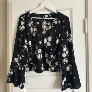 Blus  - Blommig blus från Hm, aldrig använd och prislapp kvar🖤