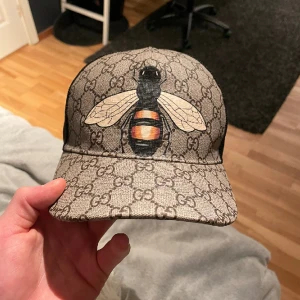 Gucci keps - Säljer min unika Gucci bee keps i storlek S då jag inte använder den löngre. Finns tags och keps påsen från Gucci. 