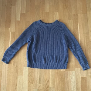 Stickad tröja  - Stickad tröja från Lager 157. Använd några gånger.