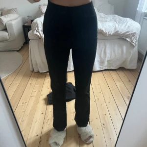 Vero Moda kostymbyxor  - Svarta kostymbyxor från Vero Moda utan fickor. Använda 1 gång. Storlek xs/32