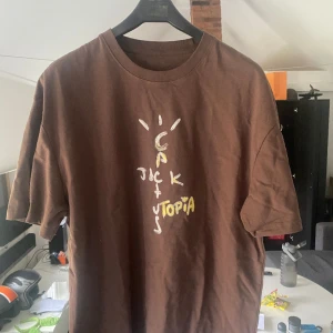 Travis scott utopia t shirt  - 10/10  Helt oanvänd Säljer pga fel storlek Pris kan diskuteras 