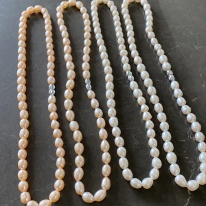 4 pärlhalsband  - Det är 43 cm lång och 0,5 cm brett.  Om du vill ha ett halsband så kan jag fixa det för 50 kr styck.   Om du vill att jag skickar så är frakten för ett halsband 18kr med Postnord. Två eller tre halsband kostar 36kr i frakt och alla fyra kostar  58kr.