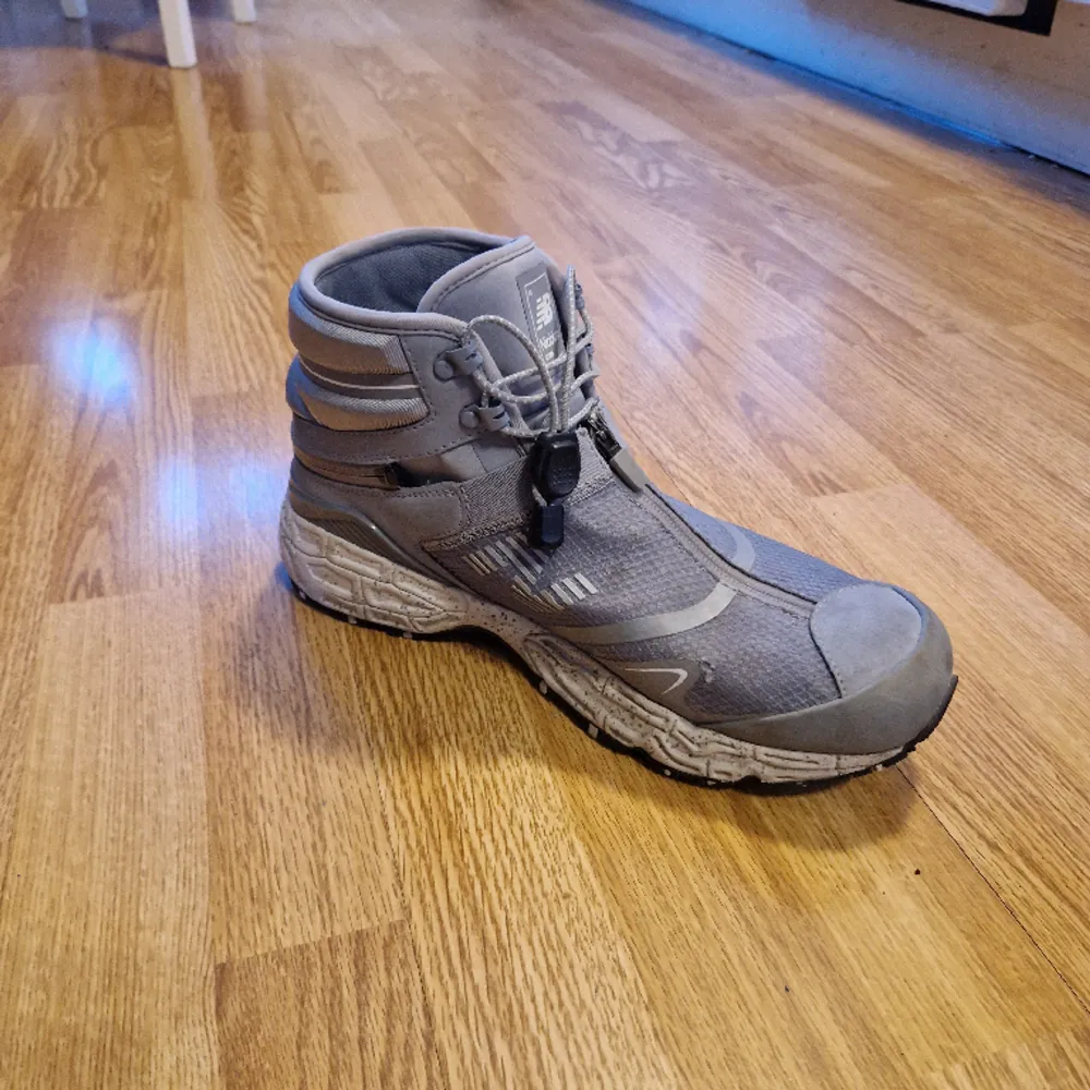 New balance tokyo design studio Niobium modular skor  Går att göra till hiking skor eller casual mules. Lite använda, litet hål vid mesh delen av skon. Låda finns. Skor.