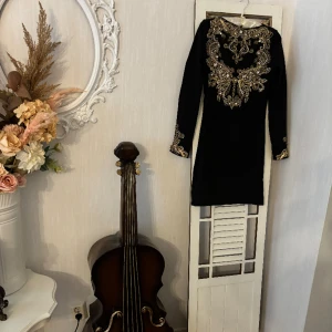 Festklänning stretch med guld utsmyckningar dyrköpt i Italien bröllop fest - Storlek XS/S