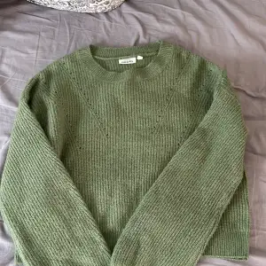Stickad grön tröja. Köpt här på plick men aldrig använd. Från KappAhl💚 Strl 170 men passar Xs!
