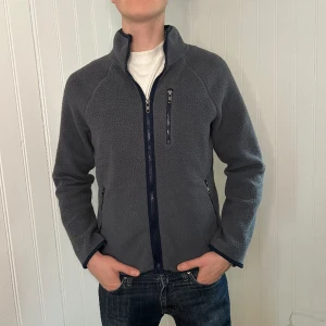 Fleece tröja/jacka - Grå Fleecetröja/jacka | skick 8,5/10 | storlek S | Pris 199 kr | Modellen på bilden är 187cm lång | Fraktar via PostNord och Instabox på köparens bekostnad:)  Hör av dig vid frågor och funderingar mvh 