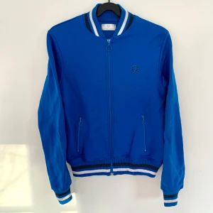 Vintage Fred Perry Blå Jacka - Vintage Blå Fred Perry jacka, något använd men inga tydliga tecken på slitage