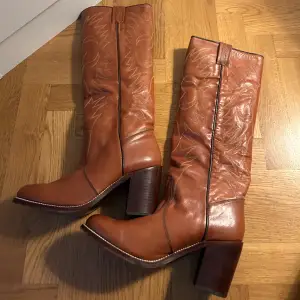 Supersnygga boots, knappt använda Äkta skinn  Nypris 1300