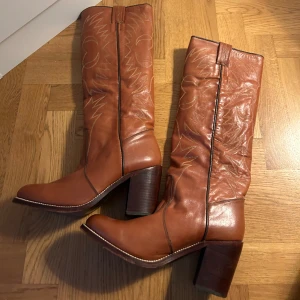 Cowboy boots - Supersnygga boots, knappt använda Äkta skinn  Nypris 1300