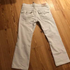 true religion jeans - Priset är inte fast och byxorna har inga skador Ytterbenslängden är 103cm Midjemåtten är 43cm Benöppningen är 23cm 🧊seen on chief keef💯 Skriv för fler frågor och bilder
