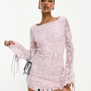 Rosa Blommig klänning  - Så fin blommig klänning, passade inte mig personligen tyvärr. Köpt från ASOS, säljer på grund av att jag missade sita retur dagen så kunde en lämna tillbaka. Enbart testat klänningen.