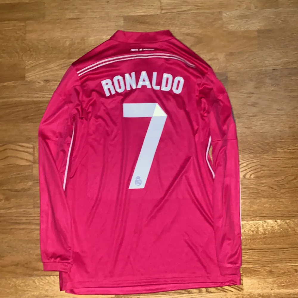Real Madrids borta tröja från 2014-15 säsongen med Ronaldo #7 på ryggen 🇵🇹tröjan har också UCL och club world cup Badges. tröjan har aldrig använts (Pris kan diskuteras). Tröjor & Koftor.