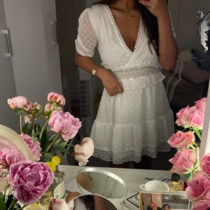 Vit klänning  - Super söt klänning från Dennis maglic som aldrig är andvänd!!! Passar perfekt till studenten eller en vanlig sommar klänning 🤍🤍