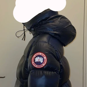 Canada goose puffer  - Säljer min Canada goose Crofton puffer Atlantic Navy  Den är i väldigt bra skick då jag bara haft den i 2 månader Nypris 12999 Står ej för postens slarv eller något sådant. Kvitto finns. 