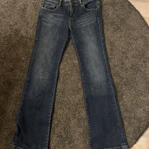 Levi’s jeans - Säljer mina jättesnygga bootcut Levi’s jeans. Storleken W29, L32. Kommer inte till användning då dom är lite för korta för mig så som nya❤️ PRIS KAN DISKUTERAS!!