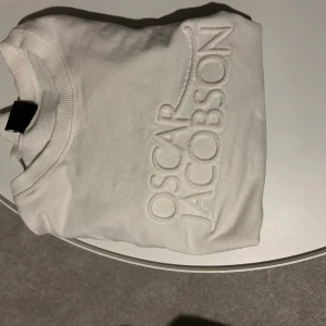 Oscar jacobsson sweatshirt  - Säljer min Oscar Jacobsson sweatshirt i strl L sitter som M, skick 9/10 endast använd tre gånger. Byten kan vara intressant- pris kan diskuteras  Mvh