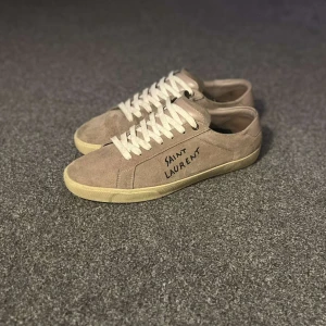 Saint Laurent skor - Säljer nu dessa riktigt feta saint Laurent skor i bra skick! endast skorna tillkommer/ 439 Fashion 