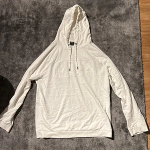 Hugo Boss hoodie - Storlek L, tunnare hoodie som passar bra med en tisha under eller jacka över. Knappt använd. Köpt för 1400kr i Paris. 