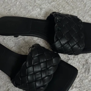 Låga klackar  - Ett par super sköna sandal klackar från Hm! Älskar dessa men mina fötter blir så svullna på sommaren.. 