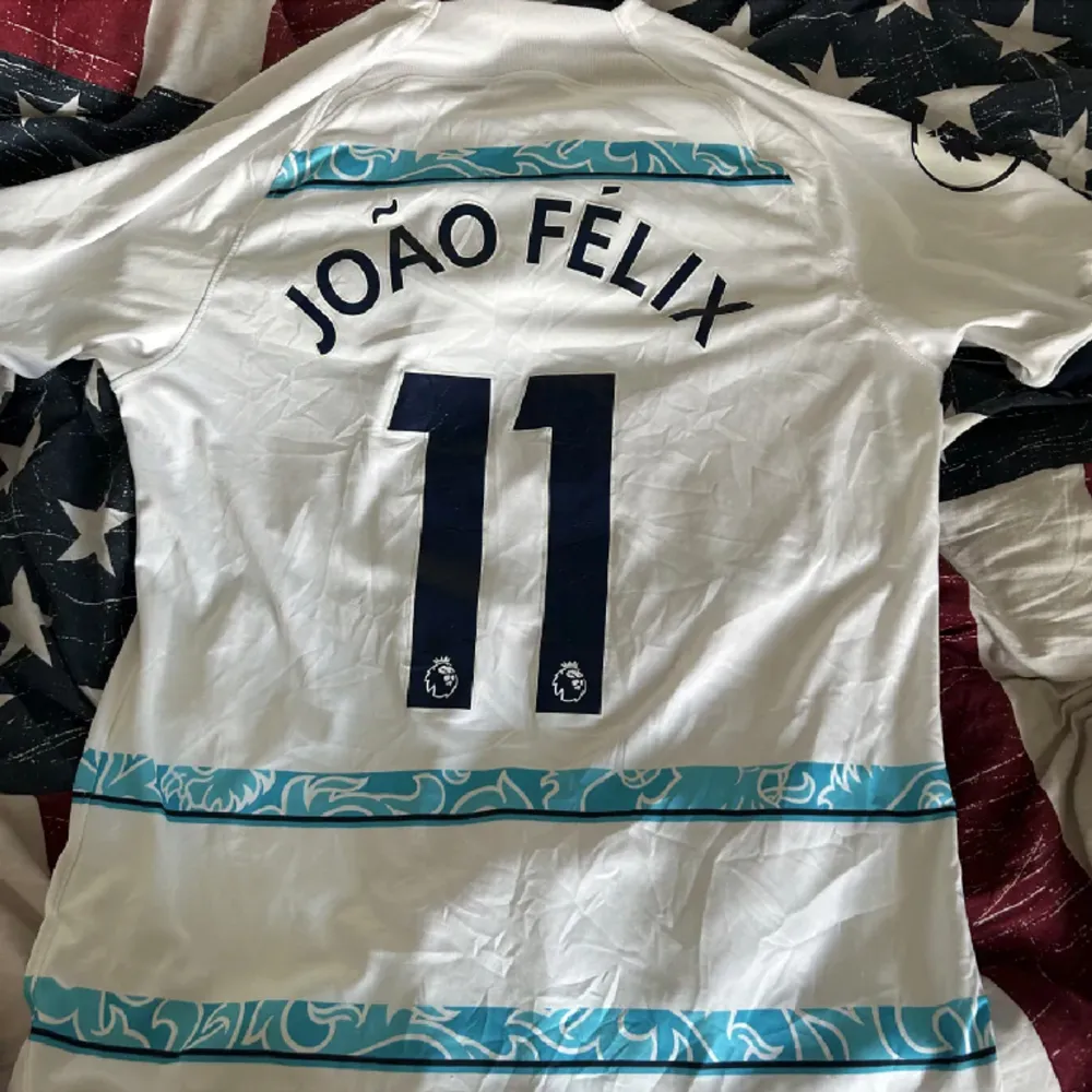 Säljer av denna Chelsea tröja med joao Felix!. T-shirts.