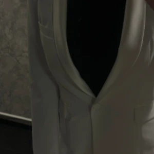 Vit kavaj  - En fin vit kavaj som är figursydd. Vilket innebär den framhäver midjan på ett fint sätt 