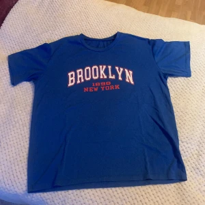 Blå t-shirt - En lite oversized t-shirt o väldigt bra skick då den är använd ett fåtal gånger. Kommer tyvärr inte till användning. Pris går att diskutera 💙