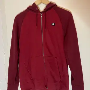 Säljer denna Nike vintage hoodie i jätte fint skick. Använd cirka 3 gånger och inga hål eller fläckar. (Nypris 950kr)