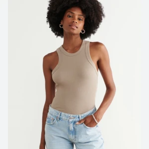 Beige linne - Linne i beige från ginatricot basic, säljs för att den inte används bra skick behöver bara strykas, nypris 129 helt slutsåld på hemsidan💞