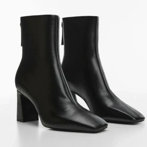 Mango stövletter LIMO - Svarta stövletter från Mango i storlek 39. Klackhöjd 6 cm. Aldrig använda, prislappar är kvar. 