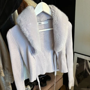 Kofta med fluffkrage  - Säljer min älskade kofta med fluffkrage. Den kommer ej till användning längre. Köparen står för frakt 💋