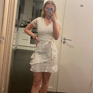 Klänning  - Vit klänning som passar perfekt till studenten eller på sommaren. Använd en gång. Storlek XS 