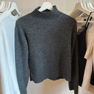 Stickad tröja - Super fin stickad tröja ifrån Gina som endast är använd en gång. Den är i super fint skick och har även liten slits vid sidorna💗