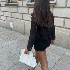 Guess väska - Säljer denna fina väskan från Guess som man både kan ha som en väska och en clutch. Max använd 3 gånger så inget tecken på användning! Köpt i somras för 1350💕Kan gå ner i pris vid snabb affär!