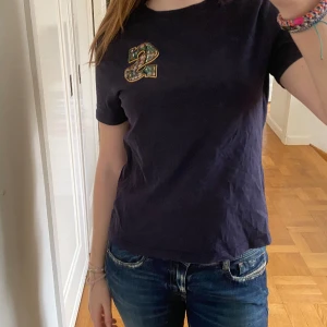 Sandro t shirt - Så najs t shirt från sandro som tyvärr inte kommer till användning. Storlek 0 vilket motsvarar xs/s