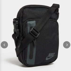 Nike axelrems väska  - Mycket bra skick, köpt på JD sports för 400kr