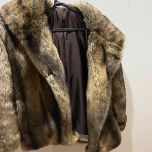 pälsjacka med luva  - Riktigt snygg faux pälsjacka som tyvärr inte passade mig. Har luva och går att stänga med knappar💕står som xs men skulle snarare säga S💞 har ett hål i fickan som syns på bild 3, skriv till mig vid frågor eller intresse och tryck gärna på köp nu