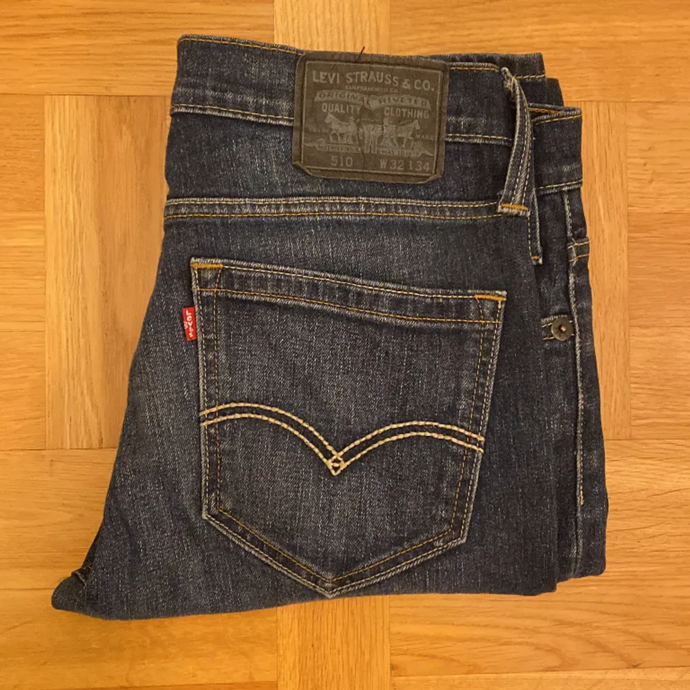 Säljer nu denna sjukt snygga jeansen från Levis | Modellen är 510 och storleken är W32 L33 | Skicket ligger runt 9/10 | Skriv vid frågor eller funderingar!. Jeans & Byxor.