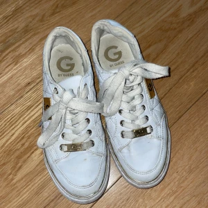 Guess skor - Vita guess skor med gulddetaljer