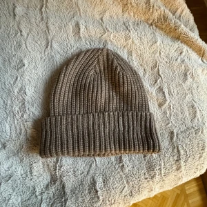 Aim’n mössa - Säljer denna mysiga mössa då jag har otroligt många och kommer därför inte till användning! Den är i nyskick!  Skriv vid frågor💕💕