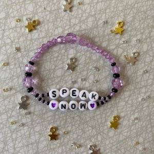 Taylor Swift Friendship Bracelet  - ⭐️ Elastisk tråd, ca 15 cm innerkrets, kan göra nytt efter din storlek ⭐️    ⭐️ PRISKLASS 2: 1x 30 kr,  2x 55 kr, 3x 100 kr⭐️     ⭐️Kan även göra beställningar!⭐️