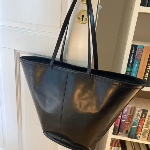 Wera Tote Bag i skinn - Superfin Tote i kalvskinn från Åhléns (Wera).   Köpt på Åhléns under sommaren 2023. Använd men inga repor eller fläckar. Väldigt rymlig!   Nypris: 1600 kr
